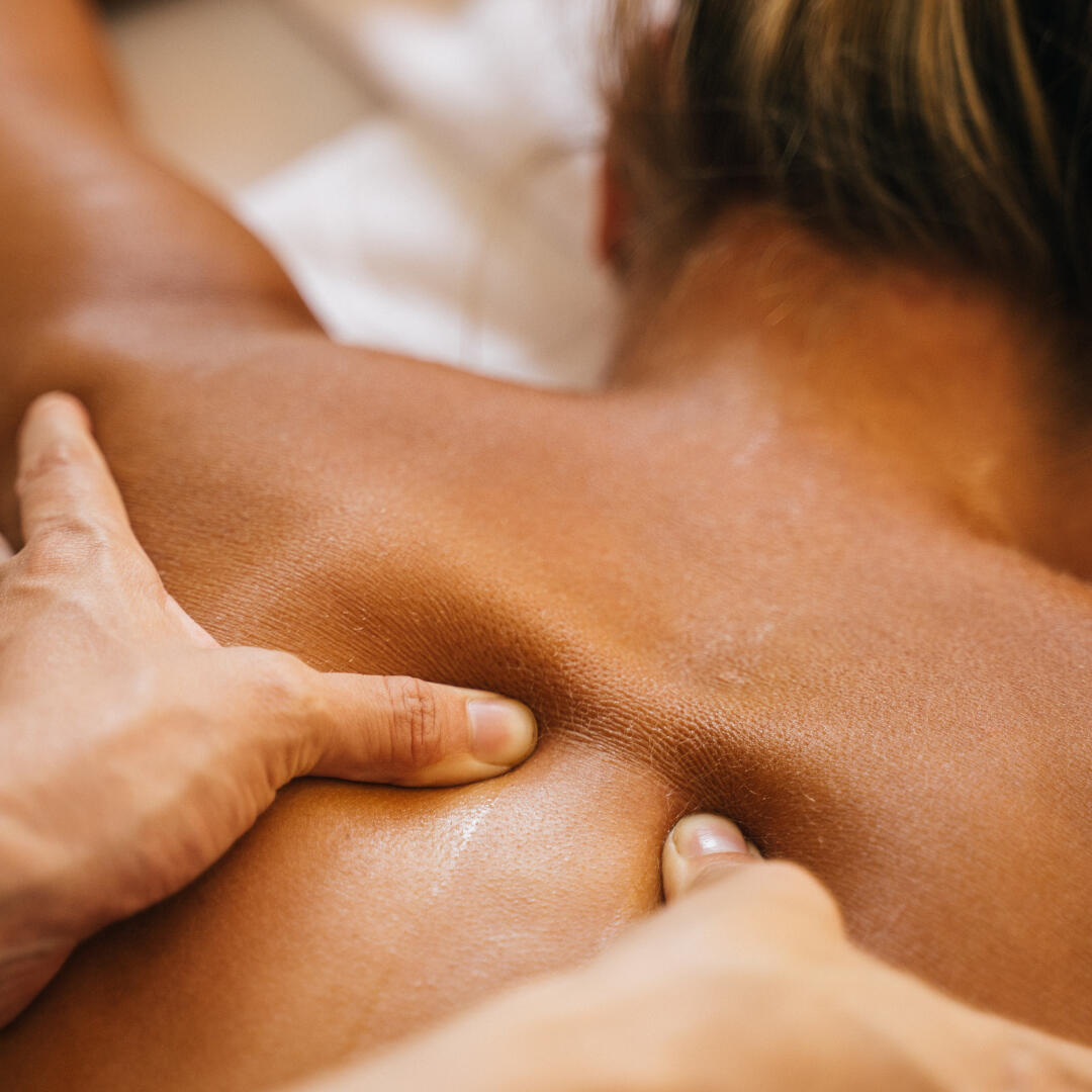 Lakomassage - Massage relaxant & profond – Côte d’Azur Photo d'illustration massage du dos. Lakomassage
